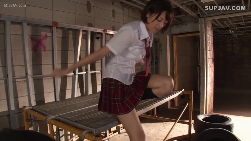 Indoor · Medium shot · 平静 · JK Uniform · 准备动作 · 半蹲 · 金属架 · 废弃工地