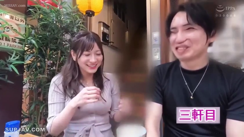 坐姿 · 半身 · 针织衫 · 谈笑 · 开怀大笑 · 水杯 · 生活场景 · 室外街头