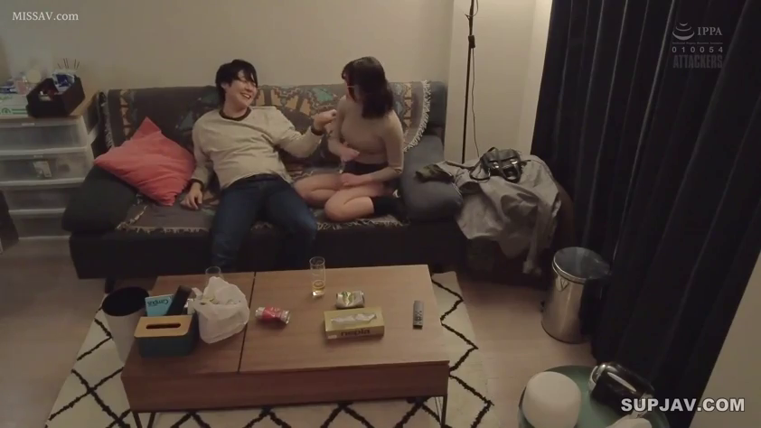 坐姿 · 交谈 · 沙发 · 客厅 · 休闲装 · 居家 · 愉快