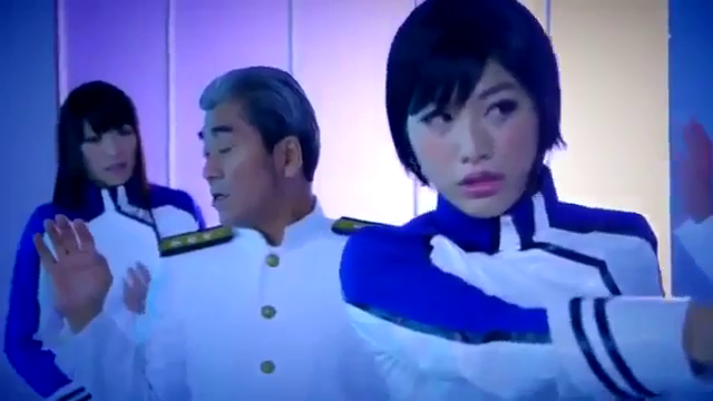 影棚 · 严肃 · 站立 · 中景 · 剧情画面 · 蓝白制服 · 表演