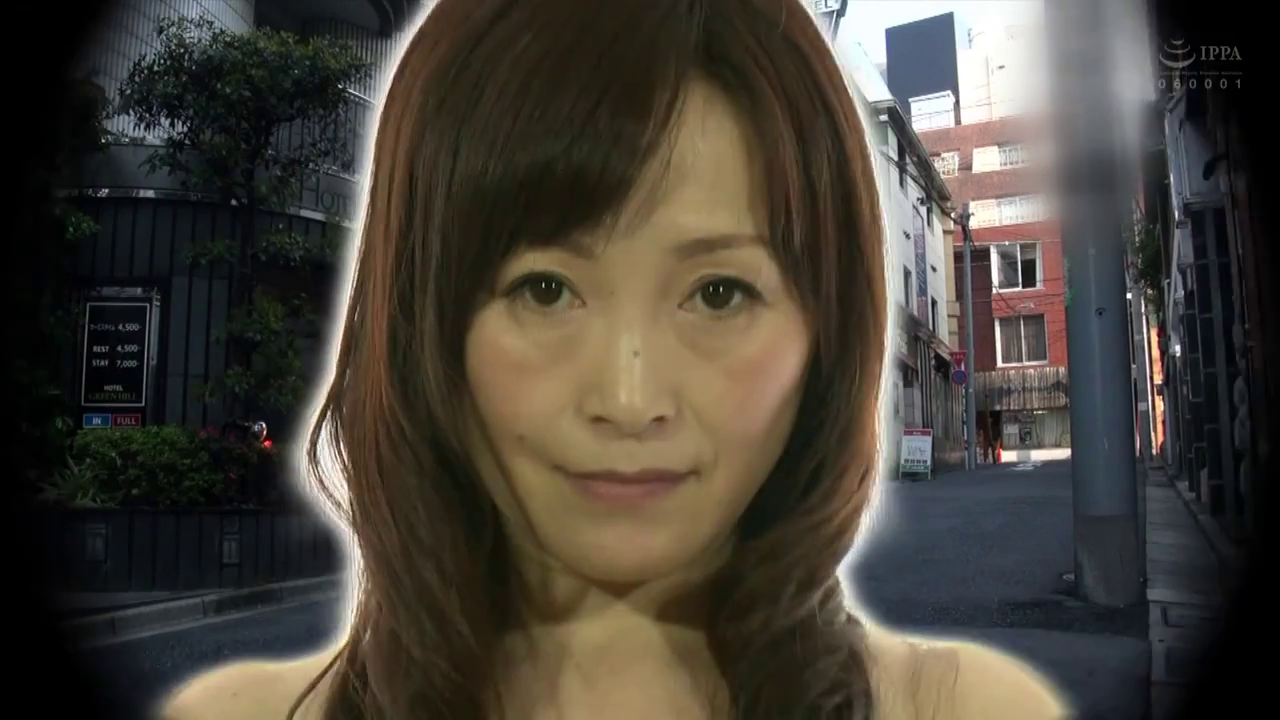 站立 · 平静 · 面部特写 · 凝视 · 室外 · 裸露 · 合成背景