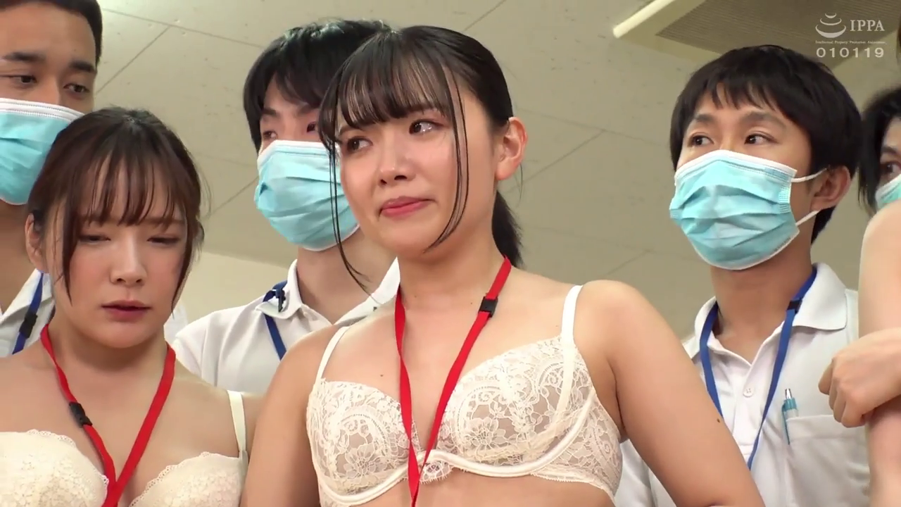 室内 · 胸部 · 站立 · 多人 · 内衣 · 口罩 · 哭泣 · 被围观